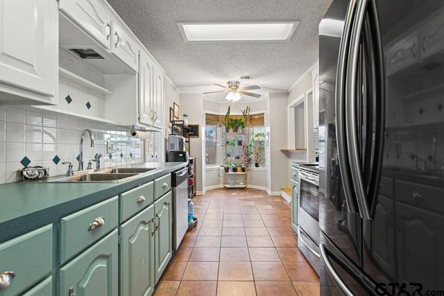 810 Corey Dr, Whitehouse, TX 75791