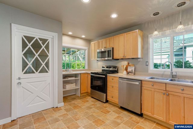 1065 22nd St NE, Salem, OR 97301