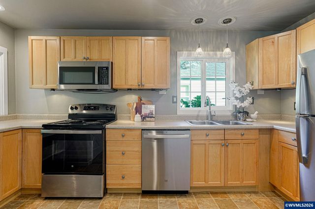 1065 22nd St NE, Salem, OR 97301