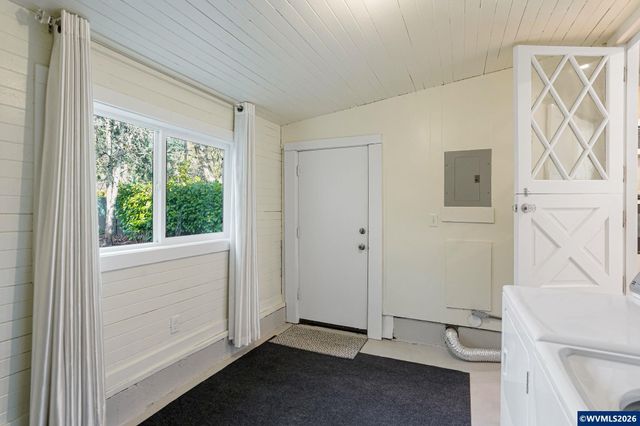 1065 22nd St NE, Salem, OR 97301