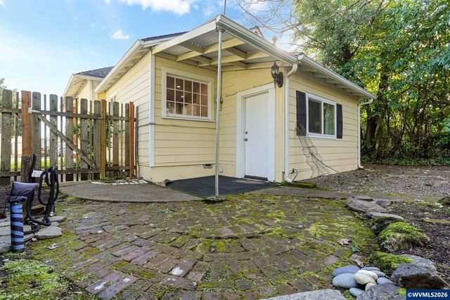 1065 22nd St NE, Salem, OR 97301