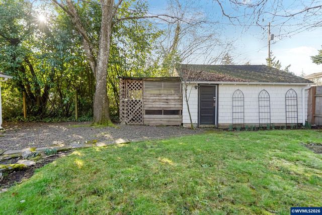 1065 22nd St NE, Salem, OR 97301