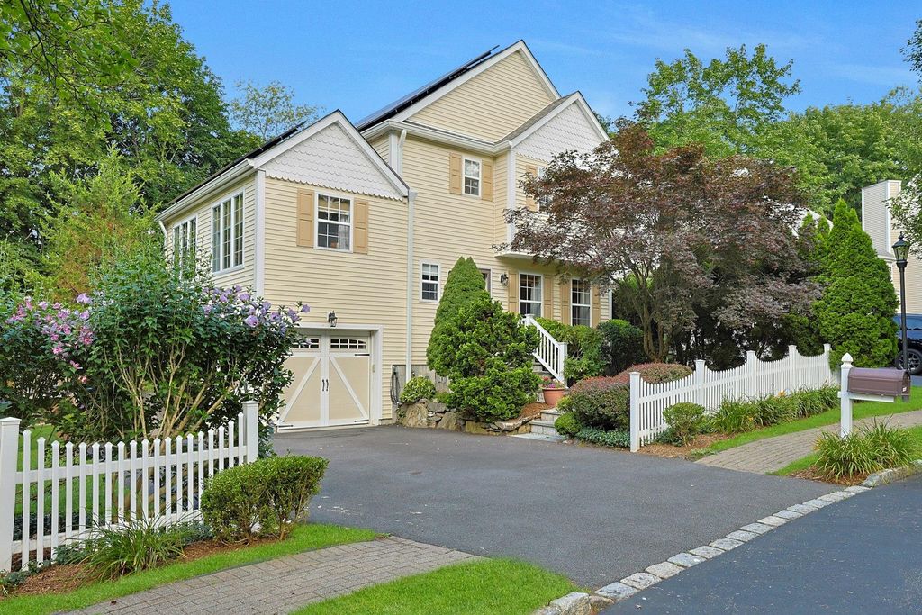 144 Hungerford Road N, Briarcliff Manor, NY 10510
