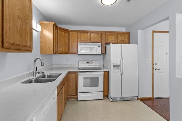 2496 County Road C2 W 109, Roseville, MN 55113