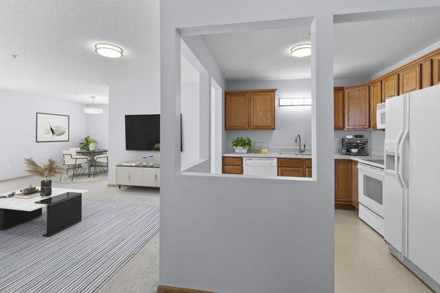 2496 County Road C2 W 109, Roseville, MN 55113