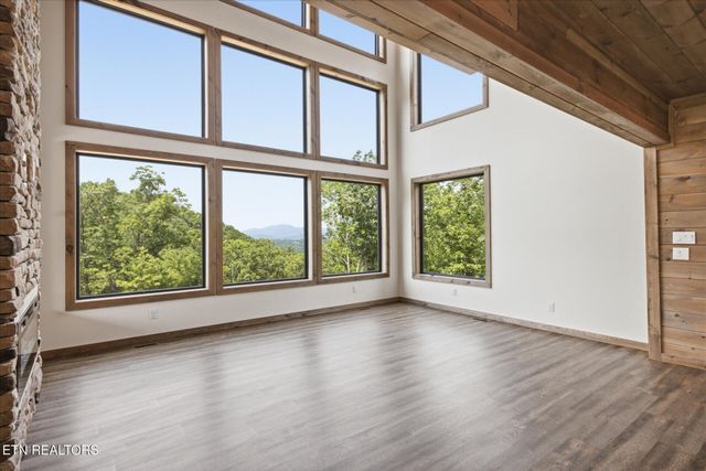 2046 Spurling Rd, Sevierville, TN 37862