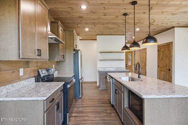 2046 Spurling Rd, Sevierville, TN 37862