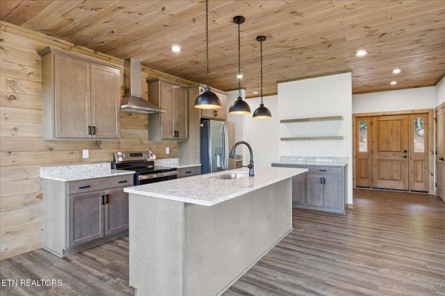 2046 Spurling Rd, Sevierville, TN 37862