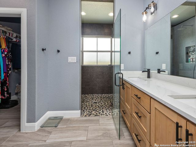 228 triple r, La Vernia, TX 78121