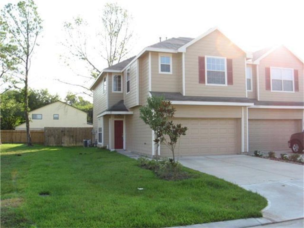 17154 Oakwood Chase Drive, Spring, TX 77379