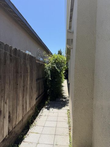 2859 Sierra Gold Ct, Riverbank, CA 95367