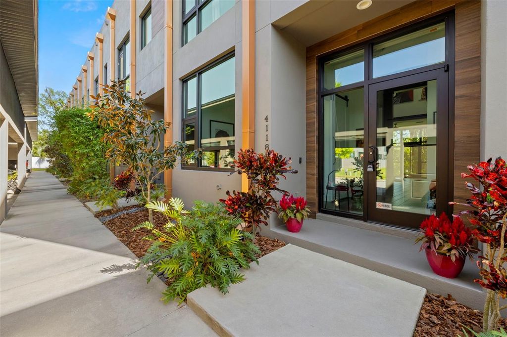 Image 2 of property listing at 4118 GAUGE LINE LOOP, Tampa, FL 33624