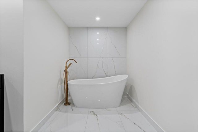 1170 Hillsboro Mile 302, Hillsboro Beach, FL 33062