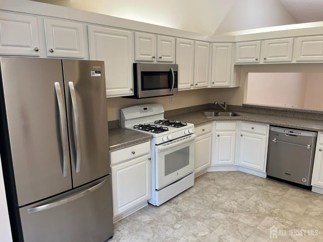 142 Wycoff Way W, East Brunswick, NJ 08816