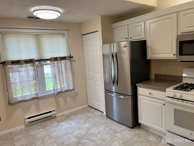 142 Wycoff Way W, East Brunswick, NJ 08816