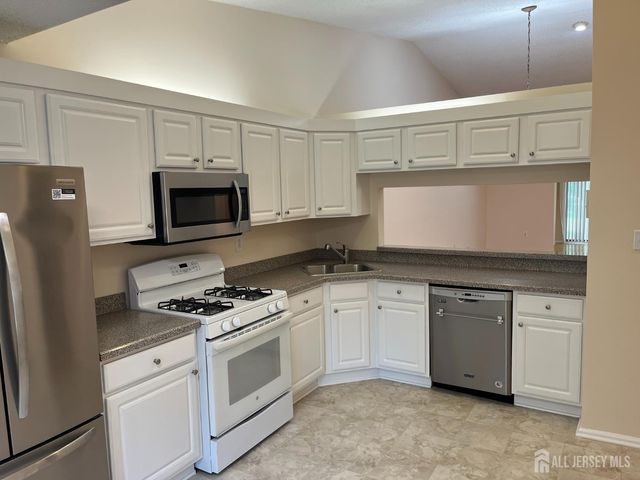 142 Wycoff Way W, East Brunswick, NJ 08816