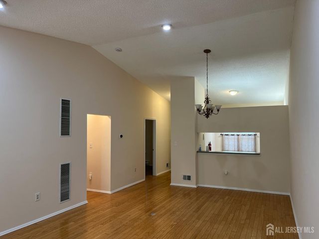 142 Wycoff Way W, East Brunswick, NJ 08816