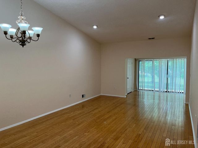 142 Wycoff Way W, East Brunswick, NJ 08816