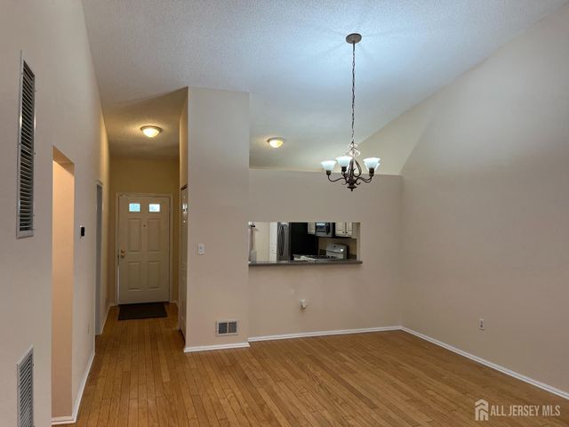 142 Wycoff Way W, East Brunswick, NJ 08816
