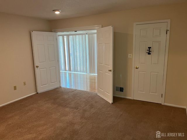 142 Wycoff Way W, East Brunswick, NJ 08816