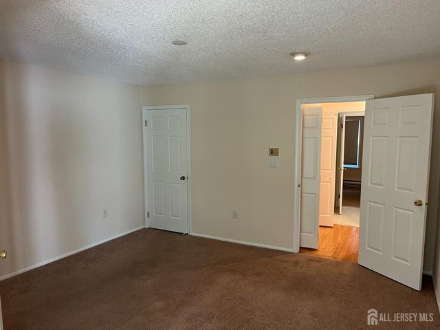142 Wycoff Way W, East Brunswick, NJ 08816