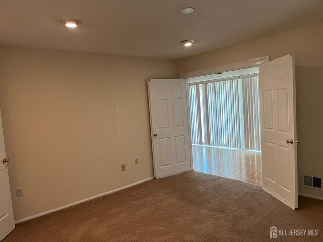 142 Wycoff Way W, East Brunswick, NJ 08816