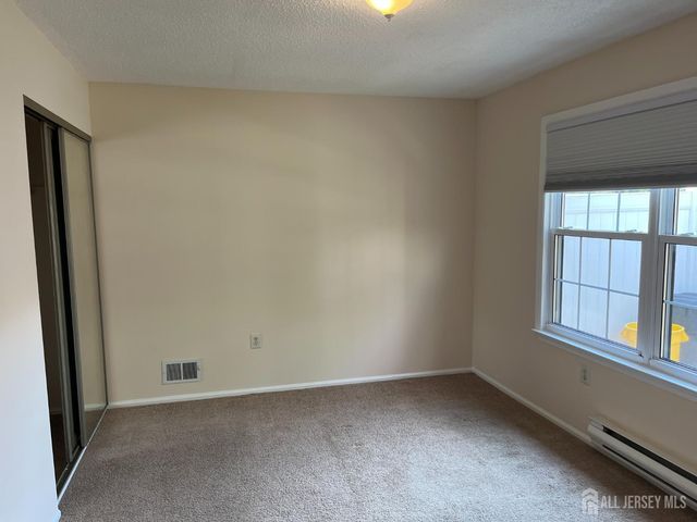 142 Wycoff Way W, East Brunswick, NJ 08816