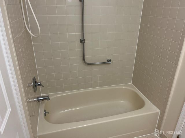 142 Wycoff Way W, East Brunswick, NJ 08816