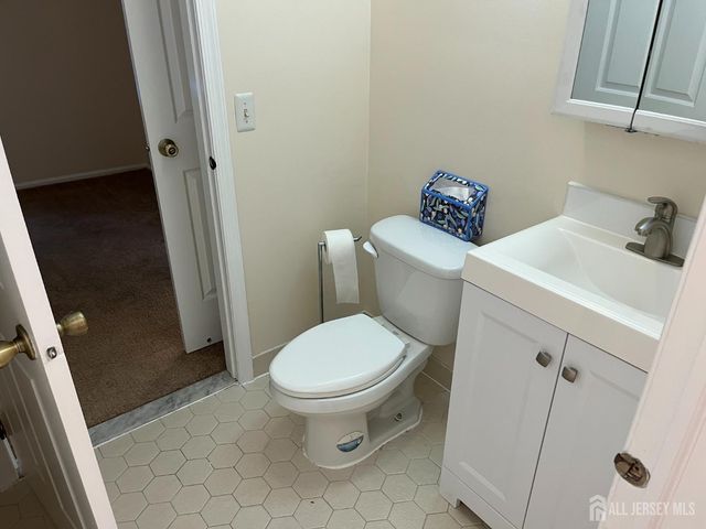 142 Wycoff Way W, East Brunswick, NJ 08816