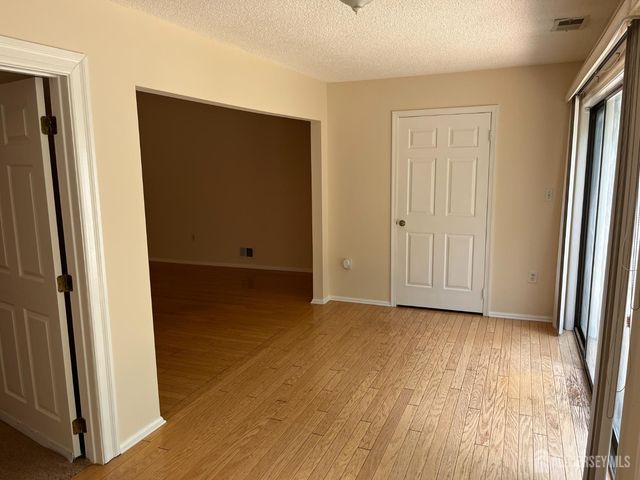142 Wycoff Way W, East Brunswick, NJ 08816