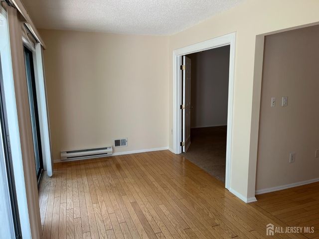 142 Wycoff Way W, East Brunswick, NJ 08816