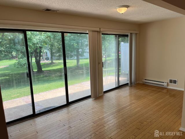 142 Wycoff Way W, East Brunswick, NJ 08816