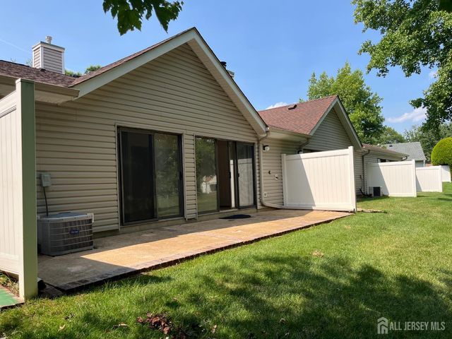 142 Wycoff Way W, East Brunswick, NJ 08816
