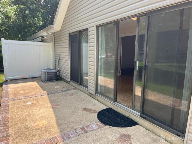 142 Wycoff Way W, East Brunswick, NJ 08816