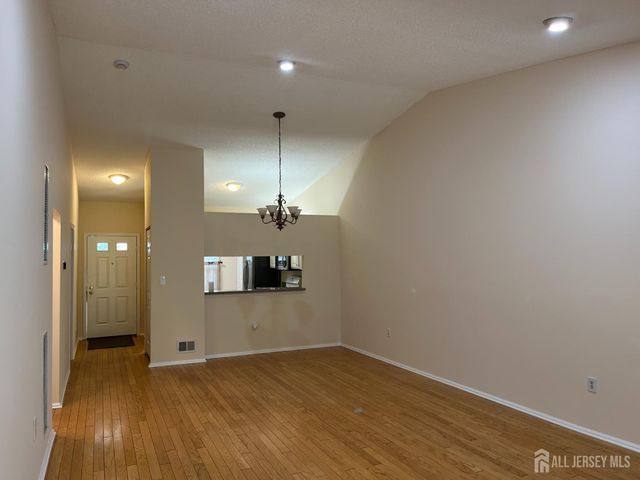 142 Wycoff Way W, East Brunswick, NJ 08816