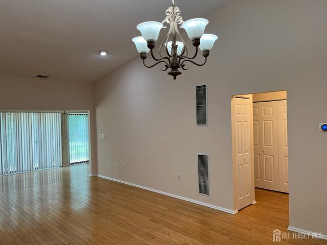 142 Wycoff Way W, East Brunswick, NJ 08816