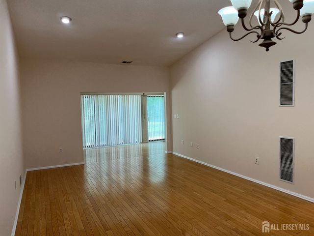 142 Wycoff Way W, East Brunswick, NJ 08816
