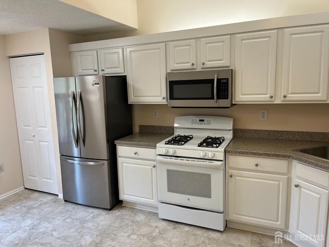 142 Wycoff Way W, East Brunswick, NJ 08816