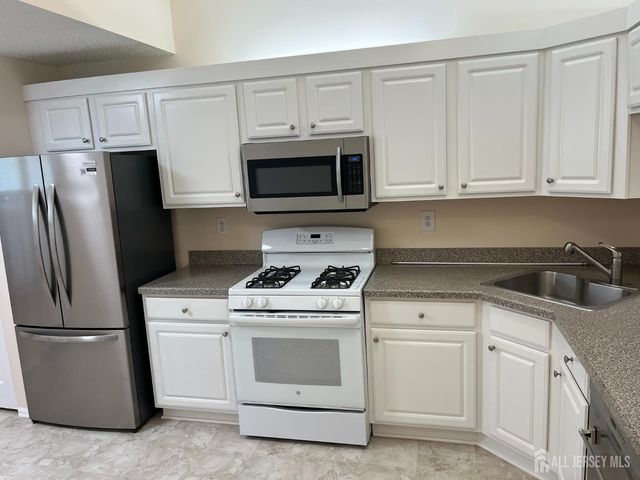 142 Wycoff Way W, East Brunswick, NJ 08816
