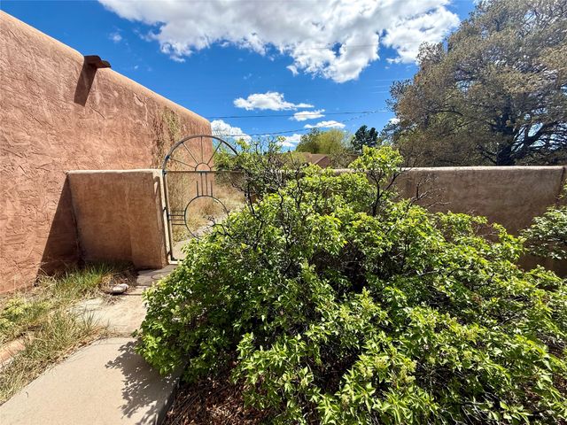 1621 Ben Hur Drive, Santa Fe, NM 87501