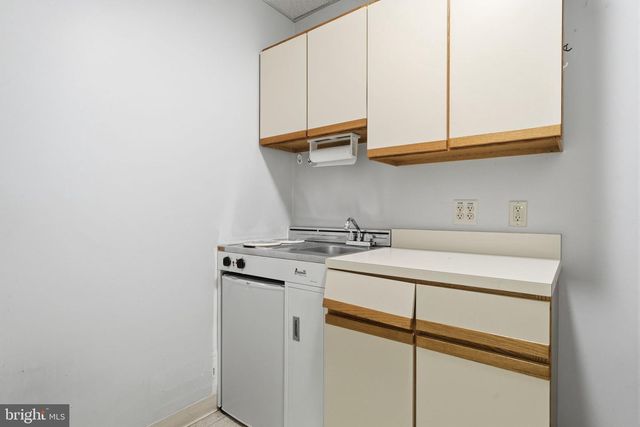 2081 KLOCKNER RD, Hamilton, NJ 08690