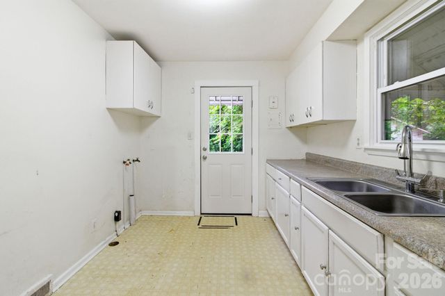 1909 Camp Greene Street, Charlotte, NC 28208