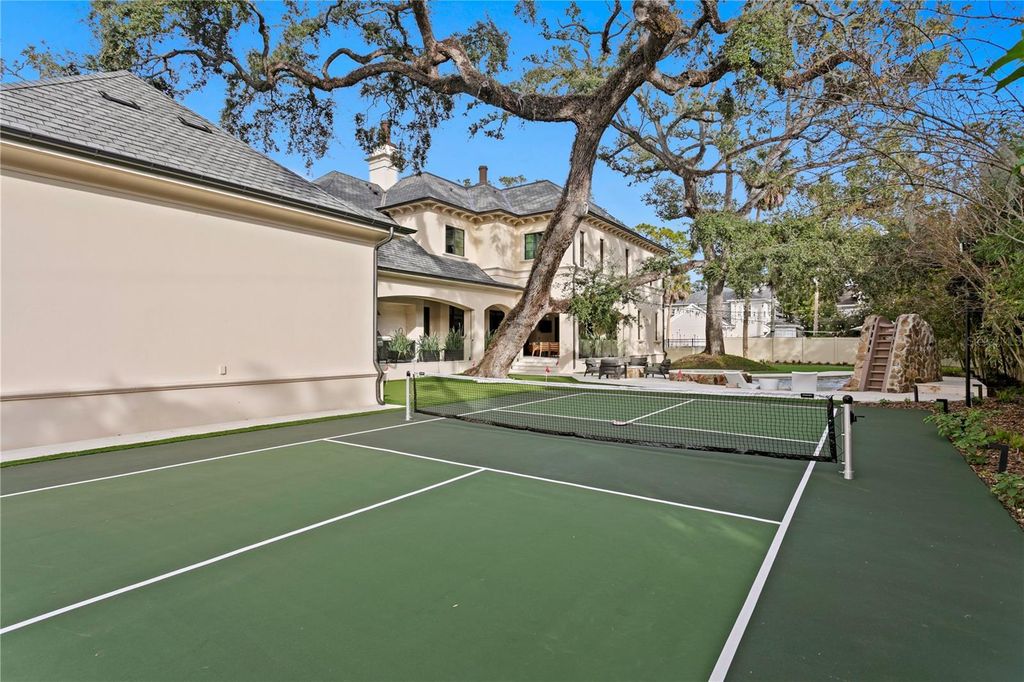 Image 4 of property listing at 4518 W ROSEMERE ROAD, Tampa, FL 33609