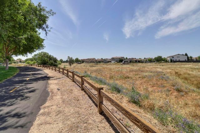 2133 Greatfield Dr, Roseville, CA 95747