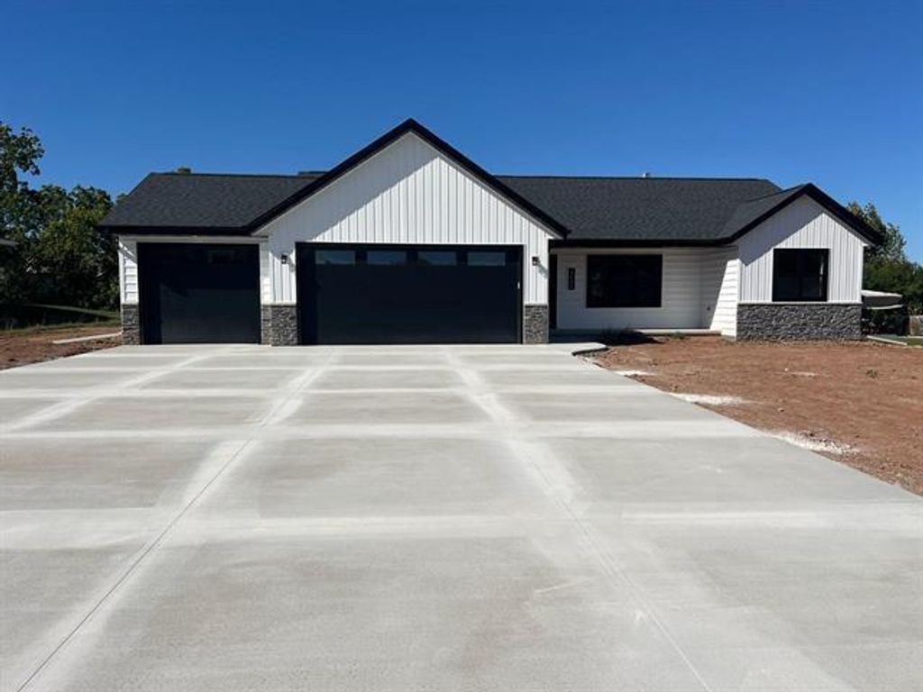 305 GREENBRIER DRIVE, Hortonville, WI 54944