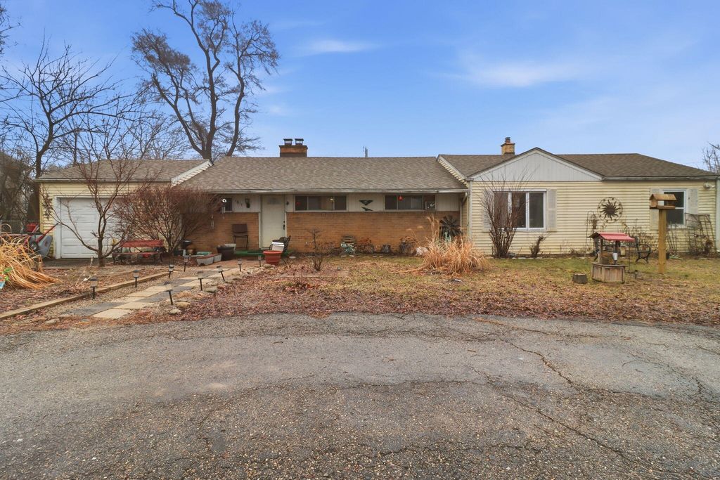 1611 Weymouth Street, West Bloomfield, MI 48324