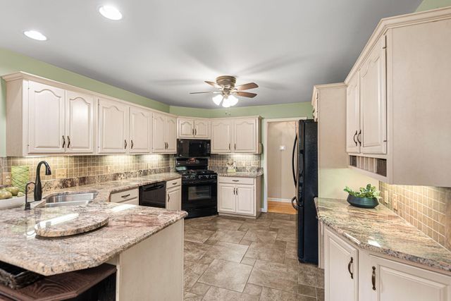 4610 Thornbury Drive W, Valparaiso, IN 46383