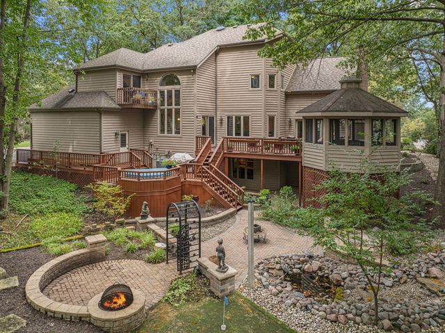 4610 Thornbury Drive W, Valparaiso, IN 46383