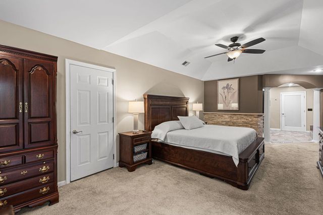 4610 Thornbury Drive W, Valparaiso, IN 46383