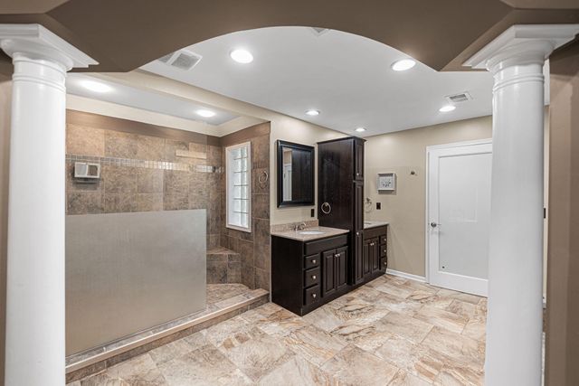 4610 Thornbury Drive W, Valparaiso, IN 46383